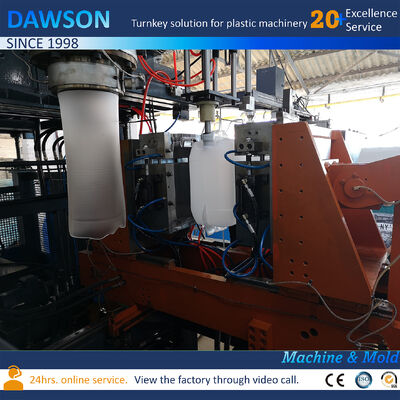 आउटपुट 130 किलो प्रति घंटे 20 लीटर जेरी कैन एक्सट्रूज़न एचडीपीई मोल्डिंग प्लास्टिक ड्रम ब्लो मोल्डिंग मशीन 4.4 X 3.4 X 3.6 मीटर